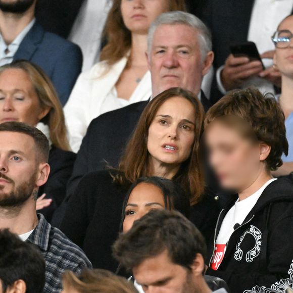 Natalie Portman et son fils Aleph, Christina Milian et son mari M. Pokora (Matt Pokora), Mathieu Vergne et sa femme Ophélie Meunier, Kamel Isker, Alexis Michalik - Célébrités dans les tribunes lors du match de qualification pour la Coupe du Monde 2026 entre la France et l'Islande (2-1) au Parc des Princes à Paris le 9 septembre 2025. © Lionel Urman/Bestimage