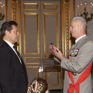 Exclusif -  Laurent Gerra, sa fille Célestine, François Lecointre - Laurent Gerra reçoit la légion d’honneur de la part du grand chancelier F. Lecointre en présence de la première dame, B. Macron au Palais de la Légion d'honneur à Paris le 29 septembre 2025. © Cyril Moreau/Bestimage