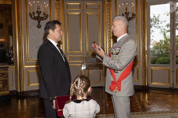 Exclusif -  Laurent Gerra, sa fille Célestine, François Lecointre - Laurent Gerra reçoit la légion d’honneur de la part du grand chancelier F. Lecointre en présence de la première dame, B. Macron au Palais de la Légion d'honneur à Paris le 29 septembre 2025. © Cyril Moreau/Bestimage