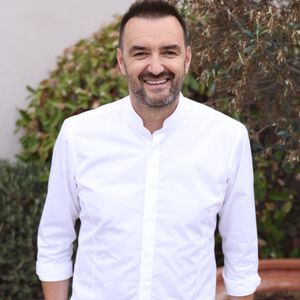 En effet, en devenant une star à seulement 25 ans grâce à l'émission Oui chef !, il était plutôt, à l'époque, méprisé par ses pairs. 

Cyril Lignac assiste à 'Les Chefs à Saint-Tropez fêtent les producteurs', le 01 mai 2026 à St-Tropez, France. Photo par Jerome Dominé/Abacapress.com