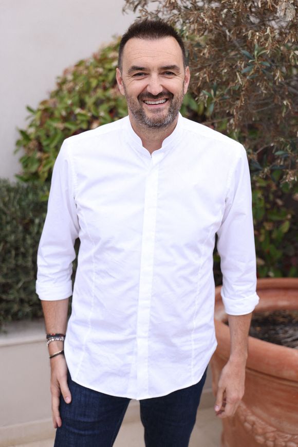En effet, en devenant une star à seulement 25 ans grâce à l'émission Oui chef !, il était plutôt, à l'époque, méprisé par ses pairs. 

Cyril Lignac assiste à 'Les Chefs à Saint-Tropez fêtent les producteurs', le 01 mai 2026 à St-Tropez, France. Photo par Jerome Dominé/Abacapress.com