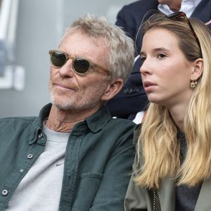 Denis Brogniart et sa fille dans les tribunes lors des Internationaux de France de Tennis de Roland Garros 2025, in Paris, France, le 26 mai 2025. © Jacovides-Moreau/Bestimage