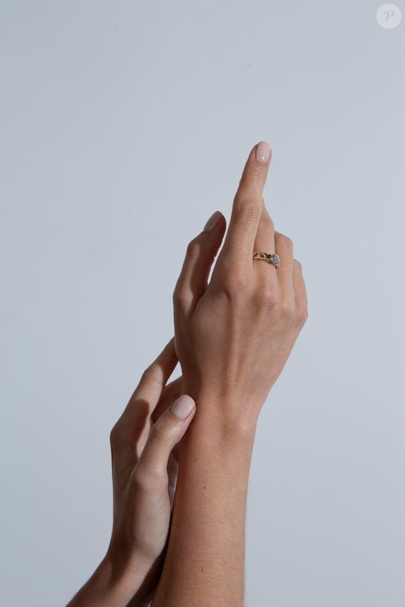 Parmi les styles les plus populaires : les “soap nails”. Leur particularité ? Un rendu ultra brillant, rosé et naturel.

Klara Kulikova sur Unsplash