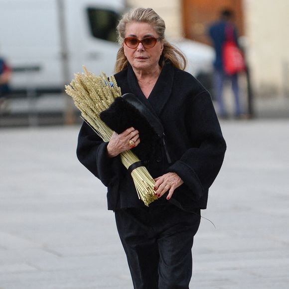 Catherine Deneuve, 

Catherine Deneuve - Arrivées aux obsèques de Jean-Paul Rappeneau en l'église Saint-Sulpice à Paris le 10 septembre 2026 ©Agence/Bestimage