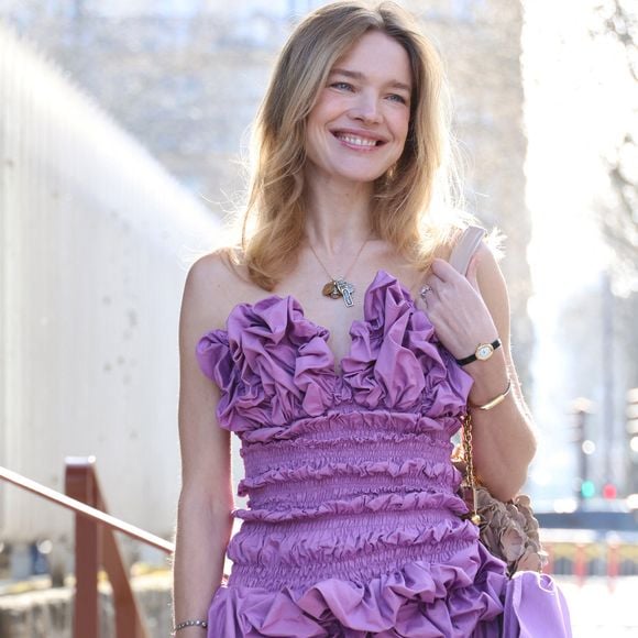"C'est un père formidable, très présent pour les enfants", a-t-elle affirmé. 
Natalia Vodianova au défilé Chloe "Collection Femme Prêt-à-Porter Automne/Hiver 2026-2027" lors de la Fashion Week de Paris, le 5 mars 2026 © Denis Guignebourg / Bestimage