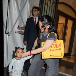 Ce mardi 2 juillet, la chanteuse a été photographiée à la sortie d'un hôtel de luxe avec son fils, Riot.

Rihanna et son fils Riot arrivent à l'hôtel Royal Monceau à Paris, le 2 juillet 2025.

Photo : Yehiel Chekroune / Bestimage