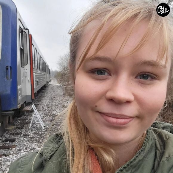 Au bord de la ruine, Cypriane Gardin a expliqué à ses abonnés qu'elle ne parvient plus à payer ses factures. C'est pourquoi la jeune comédienne a décidé de lancer une cagnotte...

Cypriane Gardin sur le tournage de la série "HPI" en février 2025.