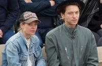 Ce mardi 22 avril 2025, Mélanie Thierry a été conviée sur le plateau de "C à vous". Au cours d'une séquence, la comédienne a été particulièrement mal à l'aise durant la diffusion d'une vidéo datant de 2017 qui la montre rejoindre son mari Raphaël sur scène pour chanter le titre "La question est why"...