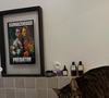 Il y a aussi une salle de bain bien sûr, où trône un poster encadré d'Arnold Schwarzenegger issu du film Predator

Etienne Carbonnier donne un aperçu de son appartement.