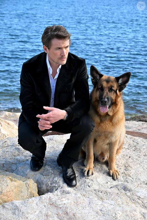 Ce 16 mars 2025, la sixième saison de la série policière Hudson & Rex sera mise à l'honneur sur France 3. Alors que la septième salve est actuellement diffusée au Canada, son pays d'origine, une tragique nouvelle quant au casting a été annoncée par Sherri Davis, la productrice exécutive de la fiction... 

Exclusif - John Reardon et Diesel vom Burgimwald aka Rex sont au MIPTV 2023 à Cannes, France, le 17 avril 2023 pour promouvoir la série "Hudsson et Rex" durant CanneSeries Saison 6 © Bruno Bebert/Bestimage