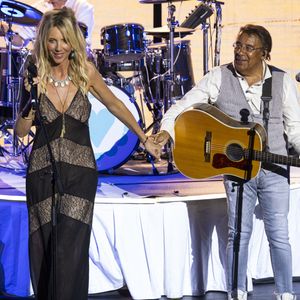 Laurent Voulzy et sa compagne Isaure Le Faou ont pu se confier sur leur rencontre.

Exclusif - Laurent Voulzy et sa compagne Isaure Le Faou interprètent deux titres ensemble - Laurent Voulzy en concert sur la scène du théâtre de Verdure lors du Festival de Ramatuelle.
© Cyril Bruneau / Bestimage