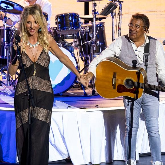 Laurent Voulzy et sa compagne Isaure Le Faou ont pu se confier sur leur rencontre.

Exclusif - Laurent Voulzy et sa compagne Isaure Le Faou interprètent deux titres ensemble - Laurent Voulzy en concert sur la scène du théâtre de Verdure lors du Festival de Ramatuelle.
© Cyril Bruneau / Bestimage