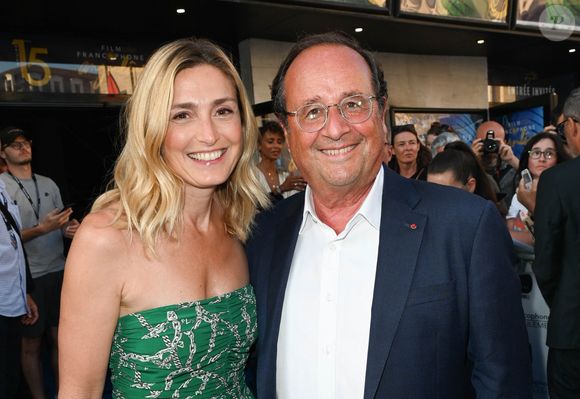 Julie Gayet et son mari François Hollande lors du 15ème festival du film francophone de Angoulême (jour 4) au cinéma CGR à Angoulême, France, le 26 août 2022. © Coadic Guirec/Bestimage