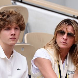 Le 3 mars, elle a fêté ses 52 ans et pourtant le temps semble n'avoir aucune emprise sur elle.

Sarah Poniatowski et son fils Roman Lavoine - Les célébrités dans les tribunes des Internationaux de France de tennis de Roland Garros 2024 à Paris. Le 5 juin 2024. © Jacovides-Moreau/Bestimage