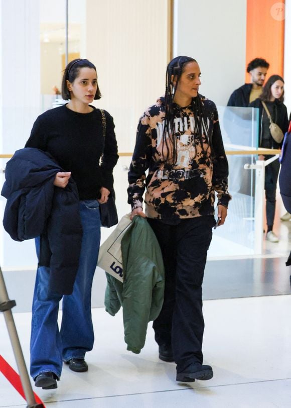 Iman Perez et Roxane Depardieu au procès de Gérard Depardieu pour agressions sexuelles sur deux femmes lors d'un tournage de film en 2021, au tribunal correctionnel de Paris le 26 mars 2025.

© Denis Guignebourg / Bestimage