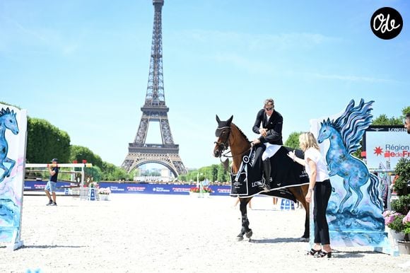 Henrik von Eckermann sur Hylanderhof's Saruschka (2ème) Virginie Coupérie-Eiffel, Tony Estanguet  à la remise du Prix CSI5 1.55m Eiffel Challenge présenté par Région Ile de France  lors de la 12ème édition Longines Paris Eiffel Jumping au pied de la Tour Eiffel sur le Champ-de-Mars à Paris, France le 21 juin 2026

© Perusseau / Veeren / Bestimage
