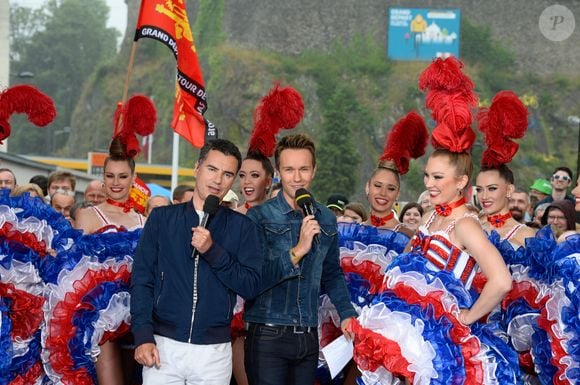 Laurent Luyat et Cyril Féraud sur le départ de la deuxième étape de la 103ème édition de la course cycliste du tour de France avec les danseuses du Moulin-Rouge le 3 juillet 2016 entre Saint-Lo et Cherbourg-en-Cotentin, en Normandie le 3 juillet 2016. . © Coadic Guirec / Bestimage