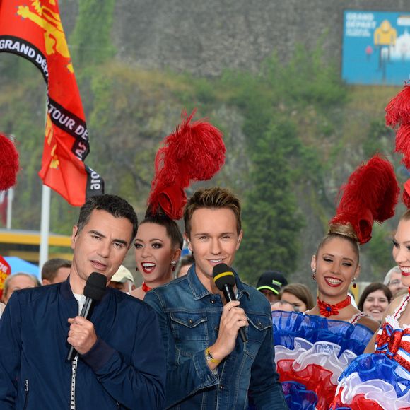 Laurent Luyat et Cyril Féraud sur le départ de la deuxième étape de la 103ème édition de la course cycliste du tour de France avec les danseuses du Moulin-Rouge le 3 juillet 2016 entre Saint-Lo et Cherbourg-en-Cotentin, en Normandie le 3 juillet 2016. . © Coadic Guirec / Bestimage