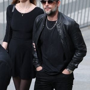 Nicolas Duvauchelle et sa compagne Chloé Roy - Arrivées aux obsèques de Jean-Yves Le Fur en l'église Saint-Roch à Paris, le 6 avril 2024. © Jacovides / Moreau / Bestimage