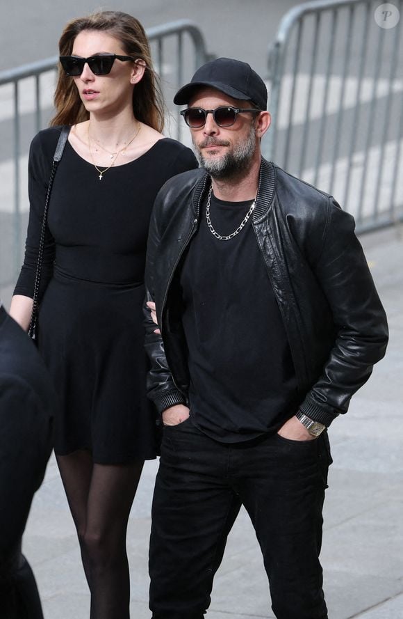 Nicolas Duvauchelle et sa compagne Chloé Roy - Arrivées aux obsèques de Jean-Yves Le Fur en l'église Saint-Roch à Paris, le 6 avril 2024. © Jacovides / Moreau / Bestimage