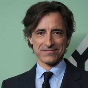 Noah Baumbach assiste à la première sur le tapis rouge de « Jay Kelly » lors de la soirée d'ouverture du 63e Festival du film de New York. Alice Tully Hall, Lincoln Center, New York. 29 septembre 2025. Photo de © Sonia Moskowitz Gordon/ZUMA Press Wire