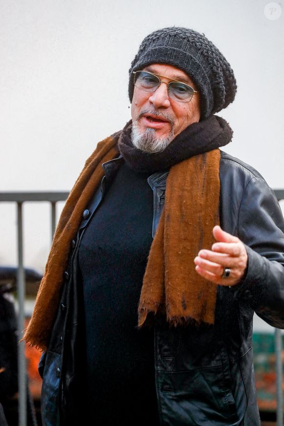 Semi-exclusif - Florent Pagny arrive pour l'enregistrement de l'émission "Vivement Dimanche", présentée par M.Drucker et diffusée sur France 3 le 26 novembre, au Studio Gabriel à Paris, France, le 14 novembre 2023. © Christophe Clovis/Bestimage