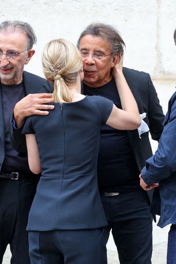 Audrey Crespo-Mara, Laurent Voulzy - Sorties des obsèques de Thierry Ardisson en l’église Saint-Roch de Paris, France, le 17 juillet 2025. © Clovis-Jacovides/Bestimage
