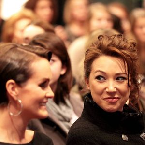 Pour cette réédition, un morceau inédit intitulé "C’est l’amour que j’attendais", enregistré avec Michel Berger, a été ajouté.

Laeticia Hallyday et Laura Smet lors de la vente aux enchères de poupées Frimousses des créateurs à l'hôtel des ventes Drouot le 13 décembre 2011.

AGENCE / BESTIMAGE