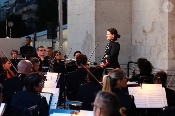 Exclusif - Emilie Fleury dirige le choeur de l'armée française - Emission "Le concert pour la paix" sur les Champs-Elysées à Paris, retransmis en direct sur France 2, le 8 mai 2025.  © Christophe Clovis - Pierre Perusseau / Bestimage