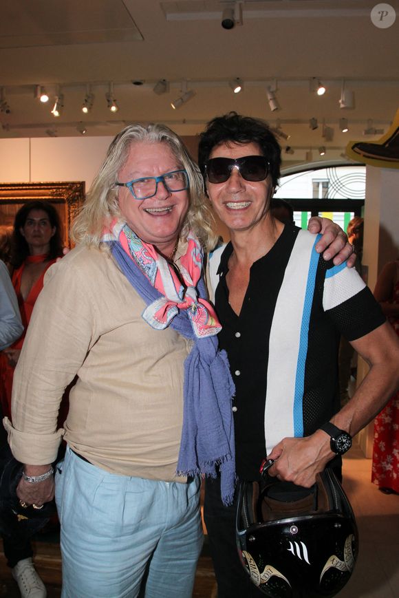 Exclusif - Pierre-Jean Chalençon, Jean-Luc Lahaye - Exposition de la collection de Pierre-Jean Chalençon pour la vente "Napoléon: Une collection historique" chez Sotheby's à Paris le 19 juin 2025.
C'est le styliste Jean-Charles de Castelbajac, qui a apporté sa touche colorée à la vitrine de la vente du 25 juin, consacrée aux objets provenant du trésor de Pierre-Jean Chalençon, l'un des plus grands collectionneurs privés d'objets napoléoniens au monde. © Baldini/Bestimage