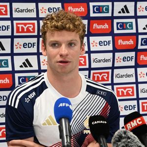 Il disputera notamment le 200 m papillon et le 400 m nage libre.

Léon Marchand, nageur français, lors d’une conférence de presse organisée pendant le stage de préparation de l’équipe de France de natation au CREPS de Vichy, le 1er août 2026, en amont des Championnats d’Europe de natation à Paris.
Mourad Allili /PsnewZ/Bestimage