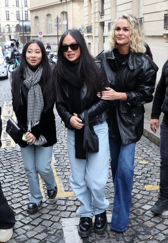 Jade, Joy et Laeticia Hallyday lors de l'inauguration d'une plaque commémorative en hommage à Johnny Hallyday devant l'immeuble où le chanteur français a grandi dans le 9ème arrondissement de Paris, France, le 22 décembre 2023. Décédé en 2017, Johnny Hallyday fut pendant un demi-siècle l’incarnation du rock à la française. D’origine belge et né sous le nom de Jean-Philippe Smet, il naquit et passa une très grande partie de sa vie à Paris. Fière de cet héritage musical qu’il lui laissa, la Ville de Paris avait entrepris un premier hommage à l’artiste en donnant le nom de Johnny Hallyday à l’esplanade situé devant la salle de spectacle qu’il avait tant fait vibrer par le passé. Dans la continuité de ce premier hommage, la ville de Paris a souhaité à nouveau honorer la mémoire de ce natif de la capitale et une plaque commémorative est dévoilée devant l’immeuble dans lequel il grandit au 13 rue de la Tour des Dames dans le 9ème arrondissement. © Dominique Jacovides/Bestimage