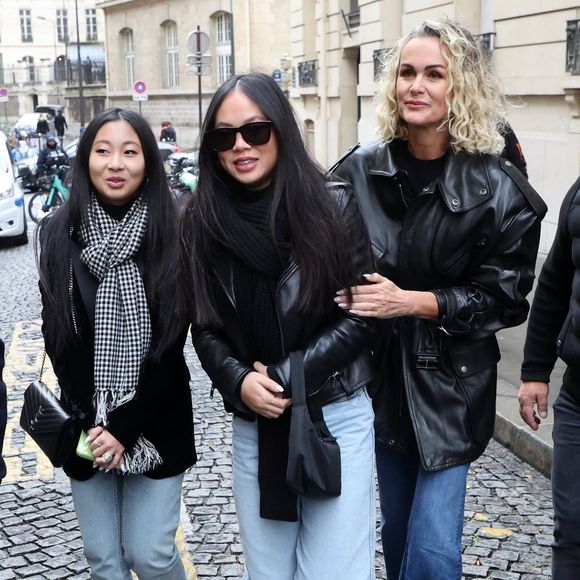 Jade, Joy et Laeticia Hallyday lors de l'inauguration d'une plaque commémorative en hommage à Johnny Hallyday devant l'immeuble où le chanteur français a grandi dans le 9ème arrondissement de Paris, France, le 22 décembre 2023. Décédé en 2017, Johnny Hallyday fut pendant un demi-siècle l’incarnation du rock à la française. D’origine belge et né sous le nom de Jean-Philippe Smet, il naquit et passa une très grande partie de sa vie à Paris. Fière de cet héritage musical qu’il lui laissa, la Ville de Paris avait entrepris un premier hommage à l’artiste en donnant le nom de Johnny Hallyday à l’esplanade situé devant la salle de spectacle qu’il avait tant fait vibrer par le passé. Dans la continuité de ce premier hommage, la ville de Paris a souhaité à nouveau honorer la mémoire de ce natif de la capitale et une plaque commémorative est dévoilée devant l’immeuble dans lequel il grandit au 13 rue de la Tour des Dames dans le 9ème arrondissement. © Dominique Jacovides/Bestimage