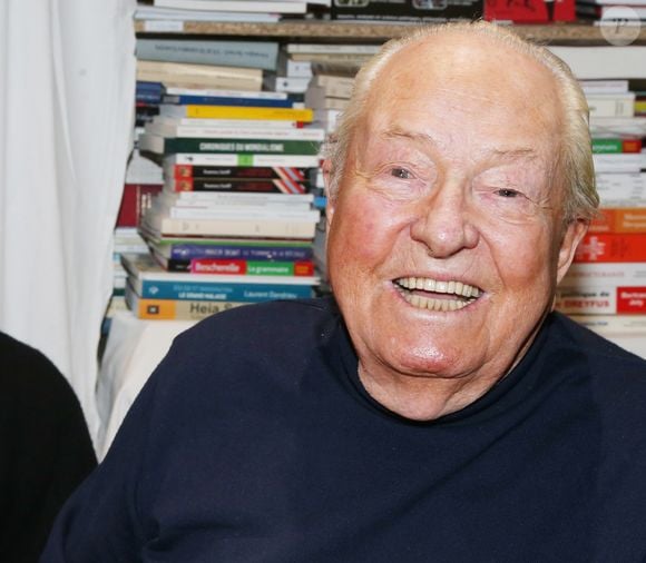 Jean-Marie Le Pen dédicace son livre "Mémoires" à la librairie française à Paris le 10 mars 2018, premier jour du congrès de Front National à Lille © Bahi / Bestimage