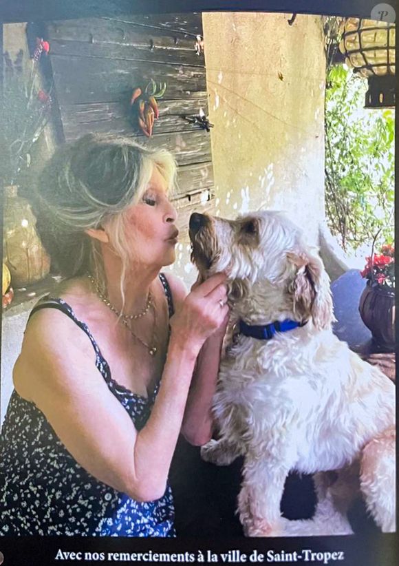 Elle y exprime sa gratitude envers ses soutiens, qu’elle considère comme une véritable famille.

Livret de funérailles des obsèques de Brigitte Bardot en l'église Paroissiale Notre-Dame-de-l'Assomption de Saint-Tropez, France, le 7 janvier 2026. © Bestimage