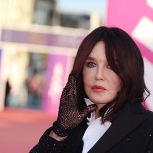 D’autres faits ont été retenus : 2 millions d’euros reçus en 2013, requalifiés en « donation déguisée » et un transfert de 119 000 € via un compte non déclaré aux États‑Unis, jugé comme blanchiment.

Isabelle Adjani - Arrivées à la cérémonie de clôture de la 50ème édition du Festival du Cinéma américain à Deauville. Le 14 septembre 2024

Denis Guignebourg / Bestimage