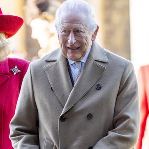 Le roi Charles III d'Angleterre, - Le roi d'Angleterre et la reine consort d'Angleterre, accompagnés de membres de la famille royale, assistent à l'office de Noël à l'église Sainte-Marie-Madeleine de Sandringham, le 25 décembre 2025. Photo par GOFF  / BESTIMAGE