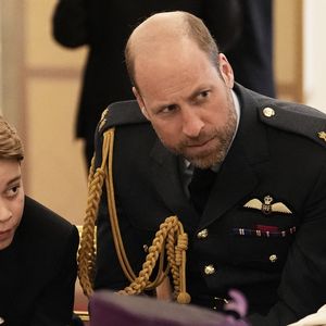 Il s'agit d'un certain Josh Shinner

Le prince George de Galles, et le prince William, prince de Galles, - Les membres de la famille royale britannique assistent à la célébration du 80ème anniversaire de la fin de la Seconde guerre mondiale (VE80 Tea Party) au palais de Buckingham, à Londres, au Royaume-Uni, le 5 mai 2025. © Jordan Pettitt/WPA-Pool/Bestimage