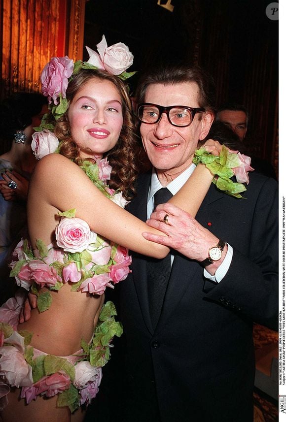 "LAETITIA CASTA" PEOPLE DEFILE "YVES SAINT-LAURENT" PARIS COLLETCTION HAUTE COUTURE PRINTEMPS/ETE 1999 "PLAN AMERICAIN"