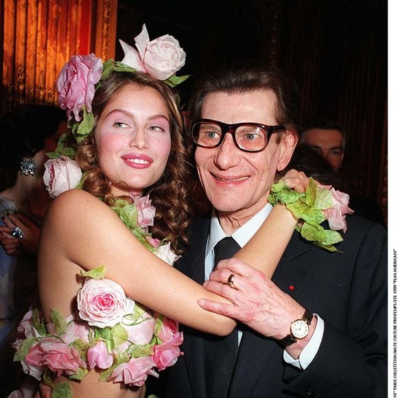 "LAETITIA CASTA" PEOPLE DEFILE "YVES SAINT-LAURENT" PARIS COLLETCTION HAUTE COUTURE PRINTEMPS/ETE 1999 "PLAN AMERICAIN"