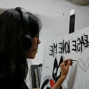 Sa fille adoptive se fait connaître sous le pseudonyme de Catzpunk sur les réseaux sociaux 

 Instagram