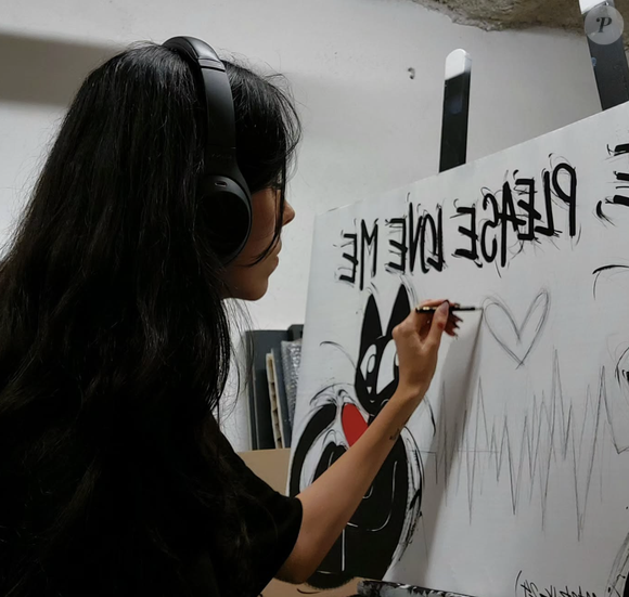 Sa fille adoptive se fait connaître sous le pseudonyme de Catzpunk sur les réseaux sociaux 

 Instagram