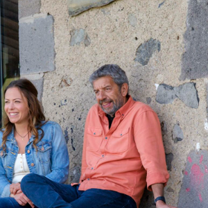 Et c'est d'ailleurs la société de production de la fiction qui annonce sa mort.

Dounia Coesens et Michel Cymes dans "La doc et la véto".