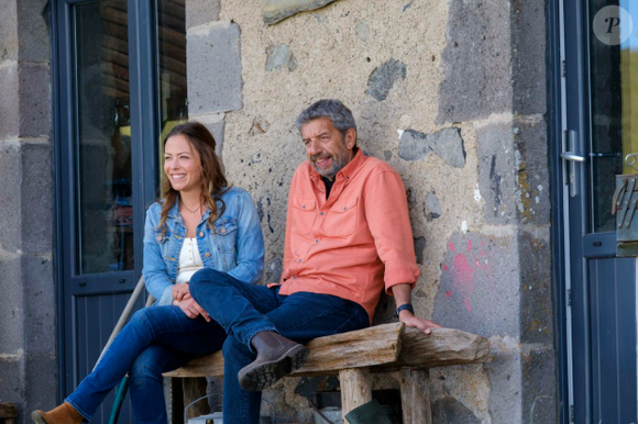 Et c'est d'ailleurs la société de production de la fiction qui annonce sa mort. Dounia Coesens et Michel Cymes dans "La doc et la véto".