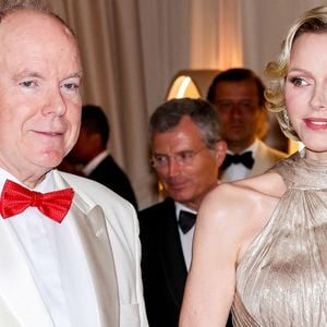 Le prince Albert II de Monaco et la princesse Charlene de Monaco lors du 77ème Gala de la Croix-Rouge, salle des Etoiles, à Monaco, le 18 juillet 2026.

© Claudia Albuquerque/Bestimage