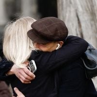 Isabelle Mergault : Laurent Ruquier et ses Grosses têtes réunis, Steevy Boulay se réfugie dans les bras d’une amie au Père-Lachaise