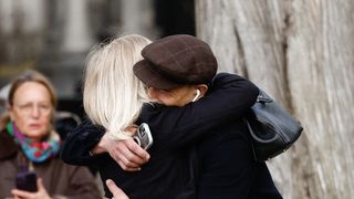 Isabelle Mergault : Laurent Ruquier et ses Grosses têtes réunis, Steevy Boulay se réfugie dans les bras d’une amie au Père-Lachaise