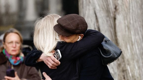 Isabelle Mergault : Laurent Ruquier et ses Grosses têtes réunis, Steevy Boulay se réfugie dans les bras d’une amie au Père-Lachaise