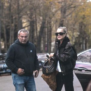 Exclusif -  Laeticia Hallyday, accompagnée de Carl (chauffeur et garde du corps), arrive  pendant l'emménagement de son nouvel appartement parisien, à Paris, France, le 16 octobre 2025. © Agence / Bestimage