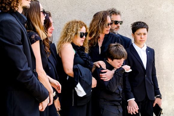 Milo (petit fils de la défunte), Alexandra Marin (fille de Jacques-Henri Marin et de Chantal Nobel), Lou Elsener (@louloukitchen, petite fille de la défunte), Anne-Charlotte Julian (fille de Jean-Louis Julian et de Chantal Nobel) et ses enfants lors de la cérémonie d'obsèques de Chantal Nobel en l'église Notre-Dame de l'Assomption à Ramatuelle, France, le 7 mai 2026.

© Franz Chavaroche/Bestimage